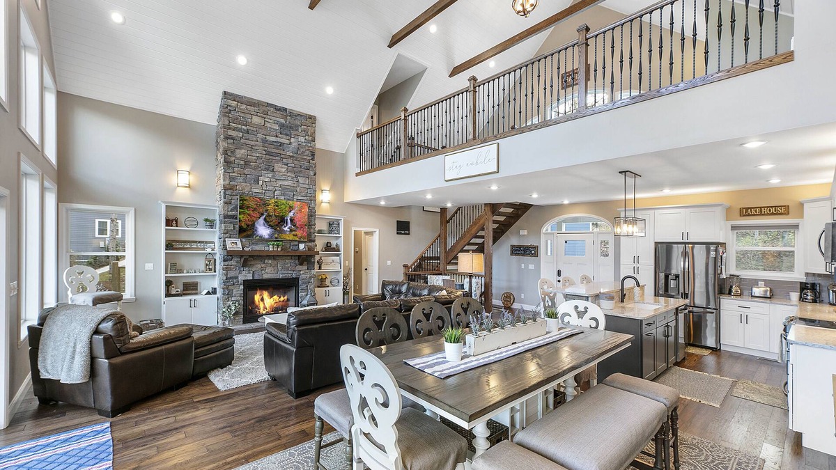 La Follette House | Beautiful Lakefront Home NO STEPS