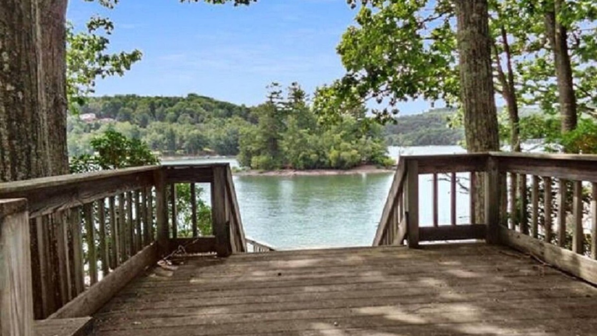 Lakeville House | Beautiful Lakefront Chalet on Lake Wallenpaupack