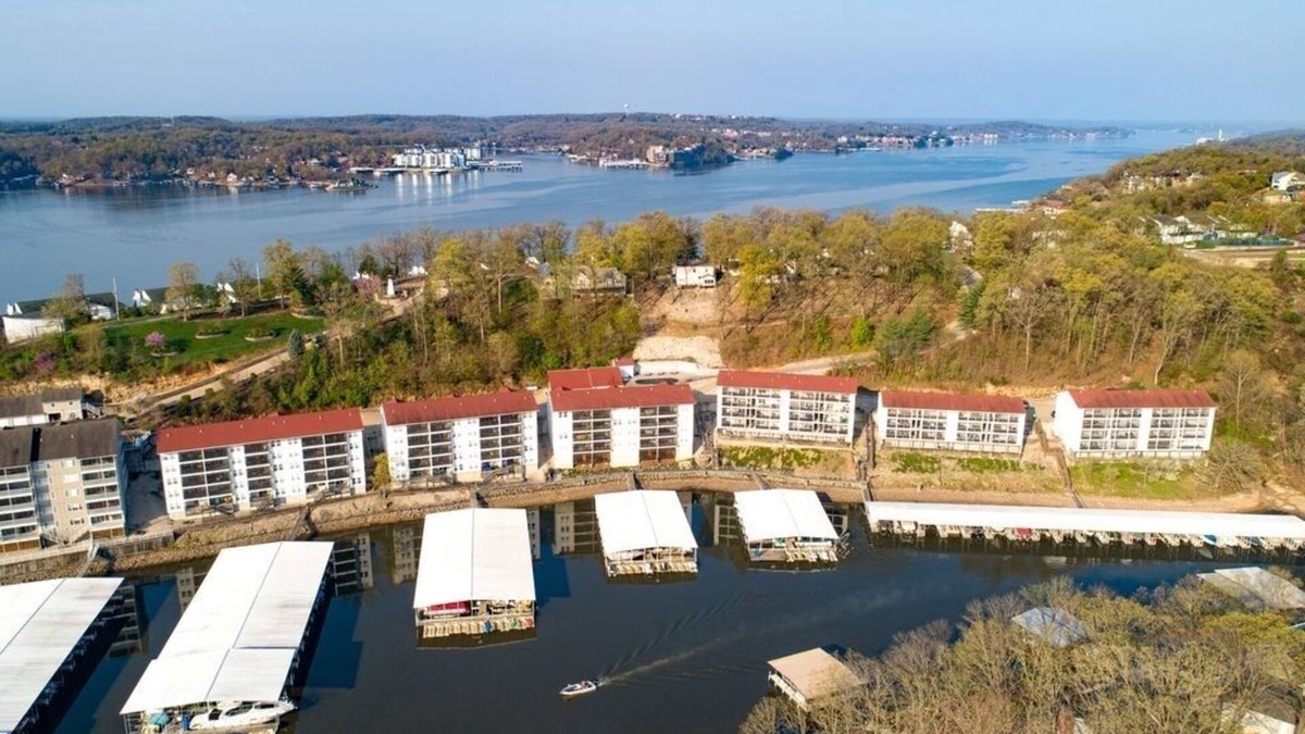 Lakeland Condo | Beautiful Lakefront Condo. Best location on the lake. 5 min Uber from main strip