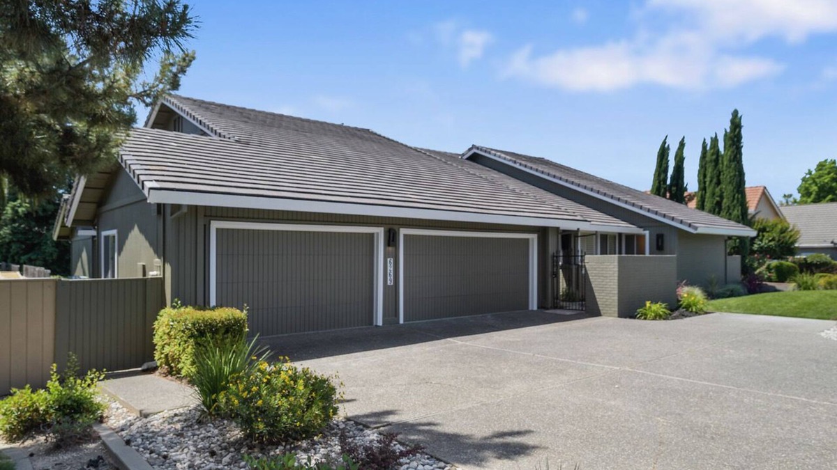 Pocket House | Beautiful Lakefront Property with Stunning views and Large floorplan