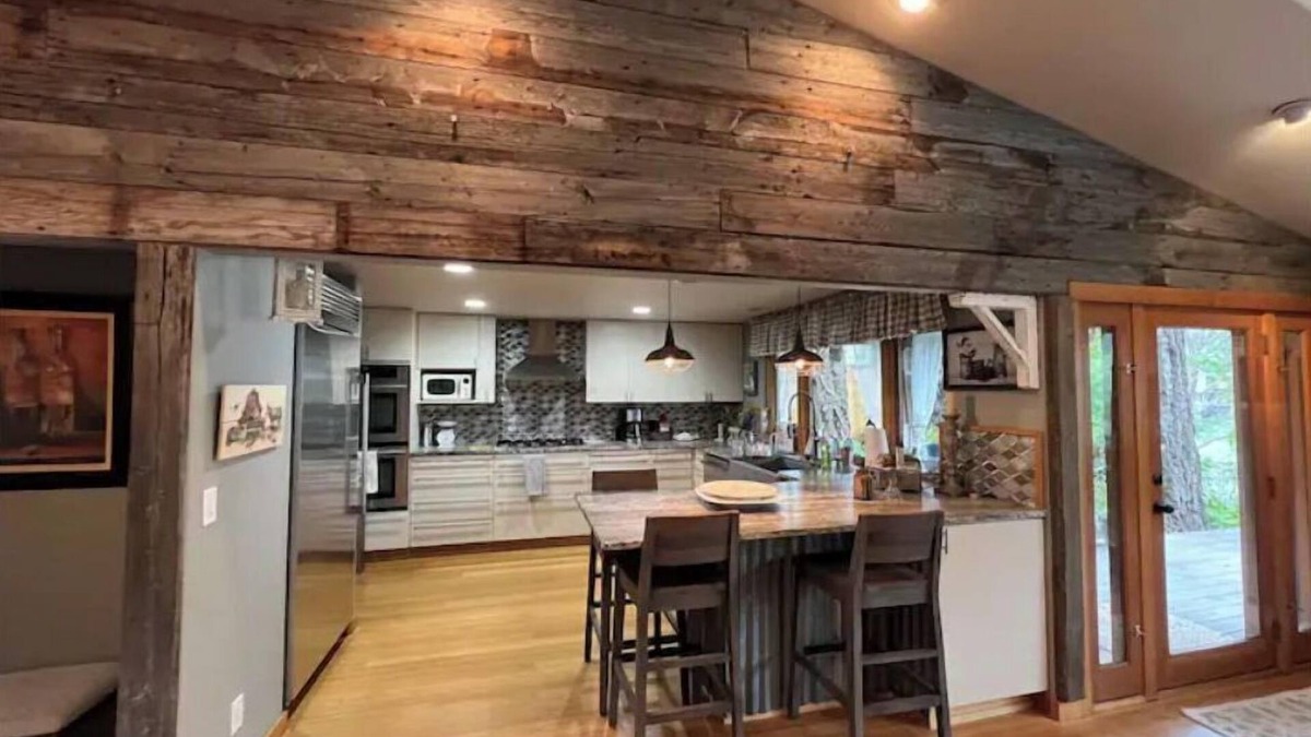 Marcola House | Beautiful lakefront home in Vida, Or
