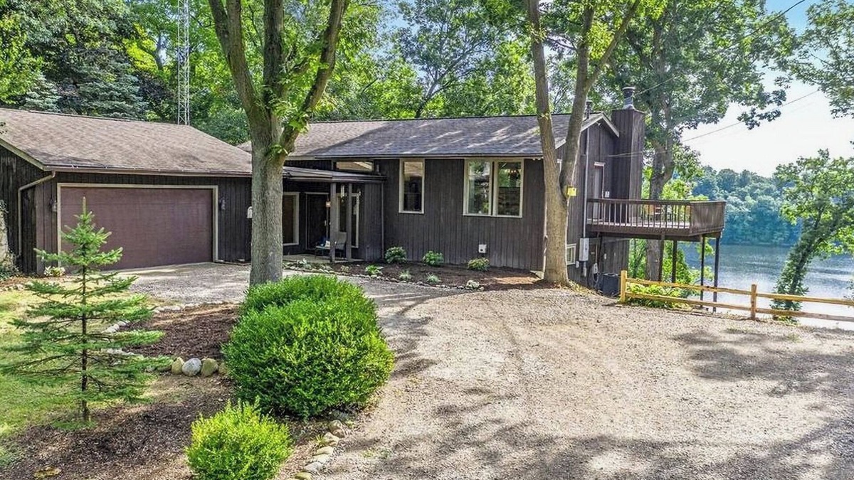 Washtenaw County House | Beautiful Lakehouse Getaway in Chelsea/Waterloo