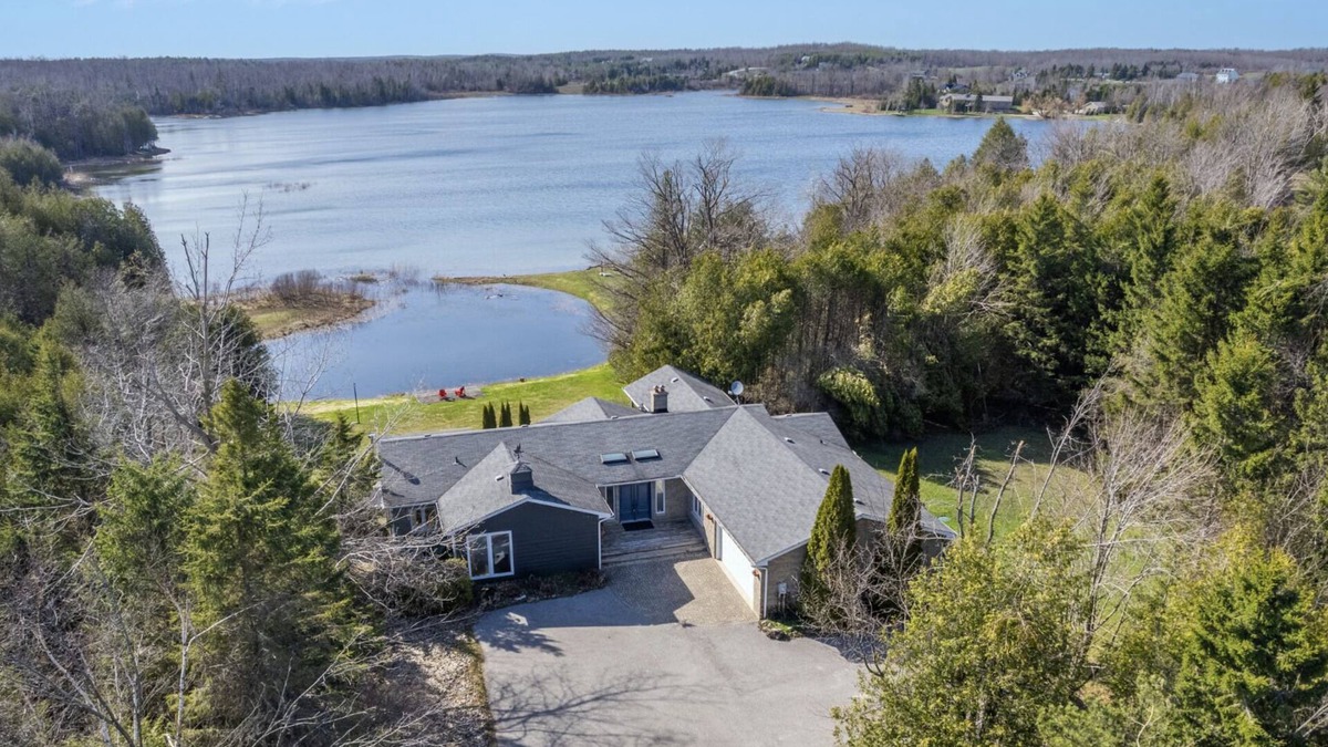 Grey Highlands Cottage | Beautiful Lakeside Cottage w/Sauna