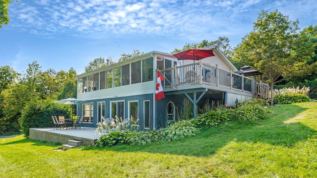 Central Frontenac House | Beautiful Lakeside 3 Bedroom Cottage