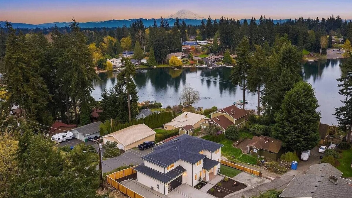 Federal Way House | Beautiful lakeside retreat,close to SeaTac Airport,pet friendly,EV charging,WiFi