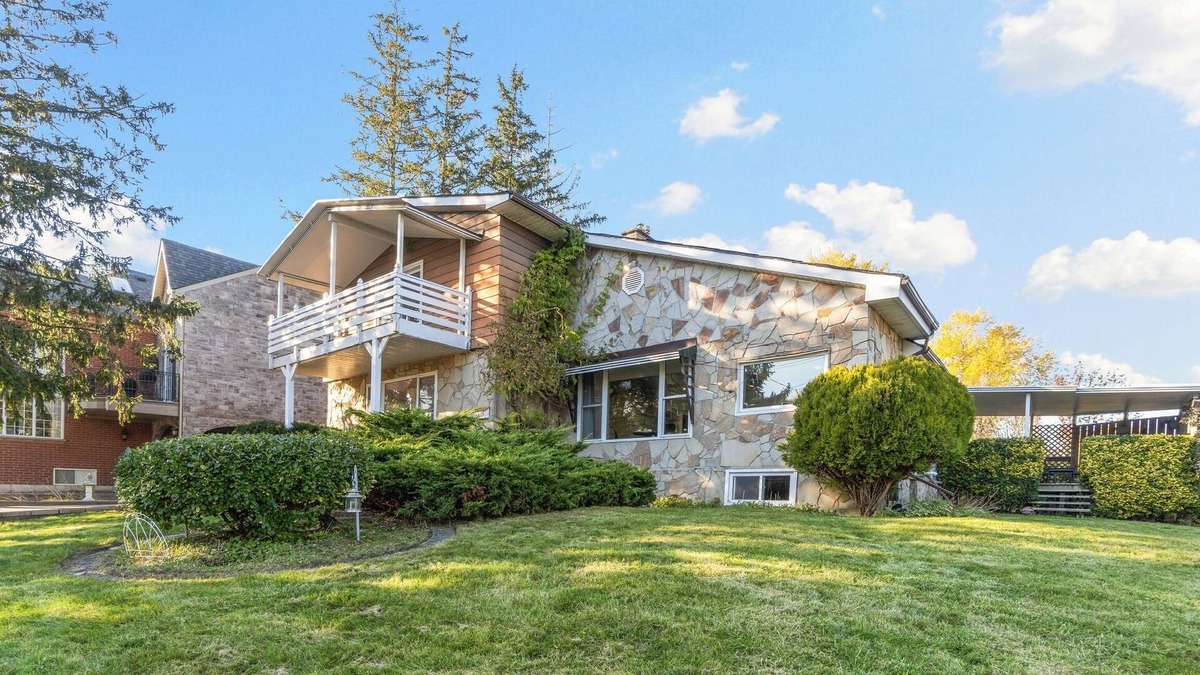Ajax Cottage | Beautiful Lakeview Cottage on the Beach