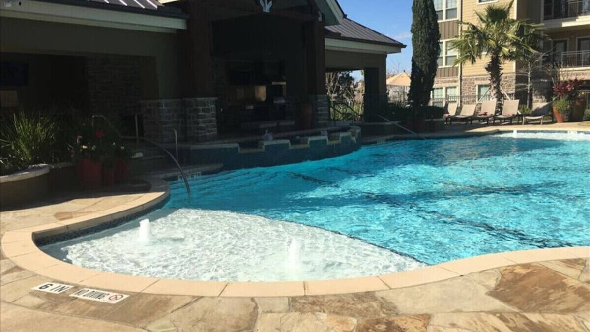 Grogan's Mill Apartment | Beautiful Large 1 Bedroom/1 Bath Condo in The Woodlands