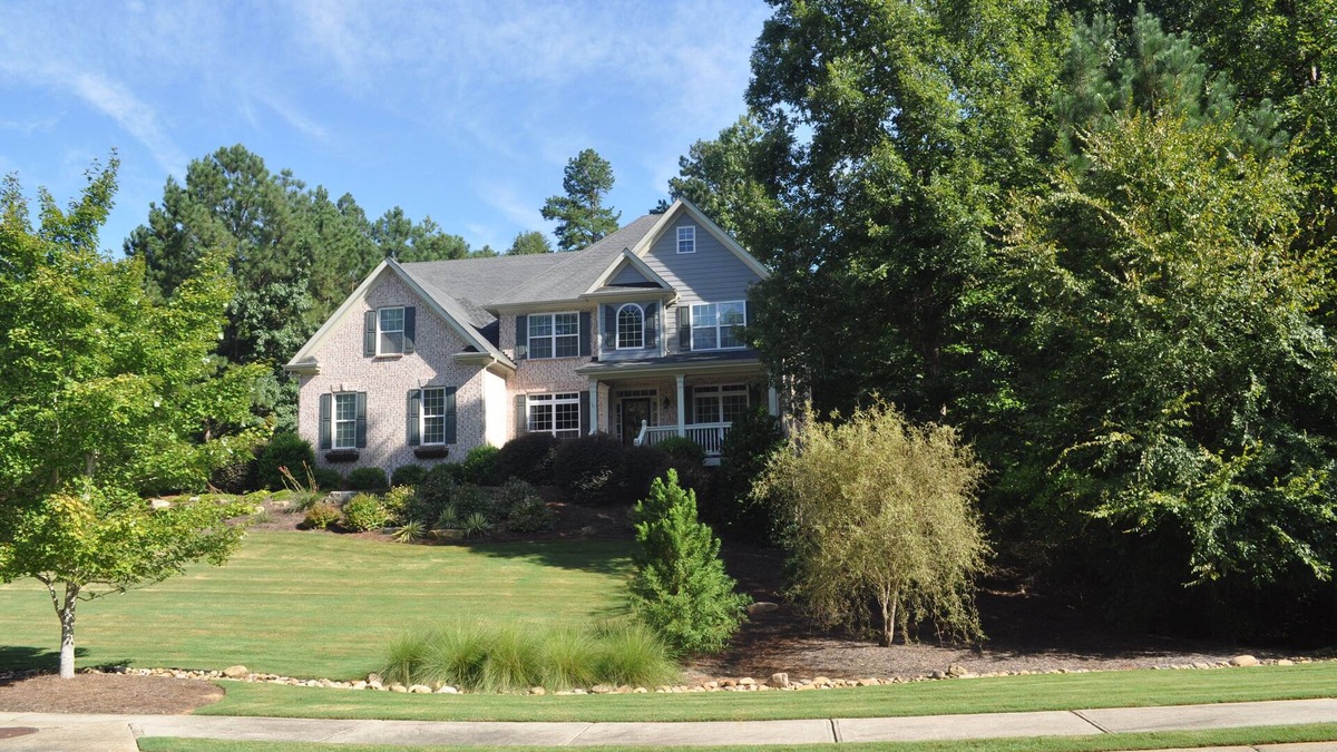 Athens House | Beautiful, large 4 bdrm, 3 bath w/wooded deck. Easy access to downtown and UGA.