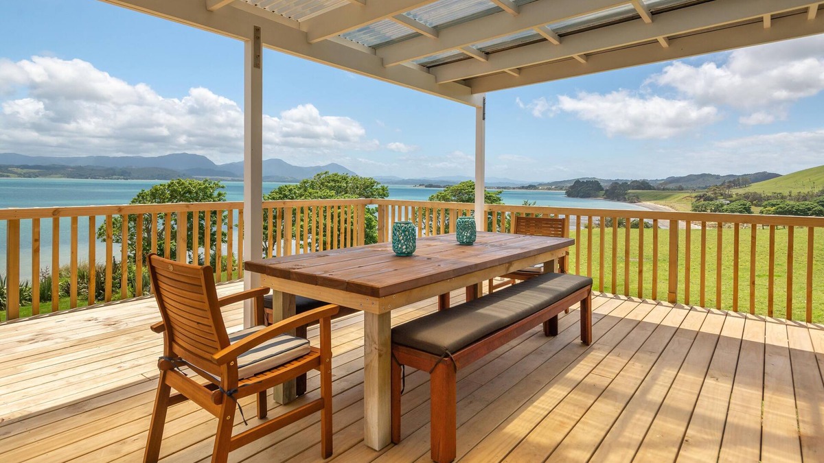 Opononi House | Beautiful large 6-Bedroom Coastal Vacation Home with Spa-Pool