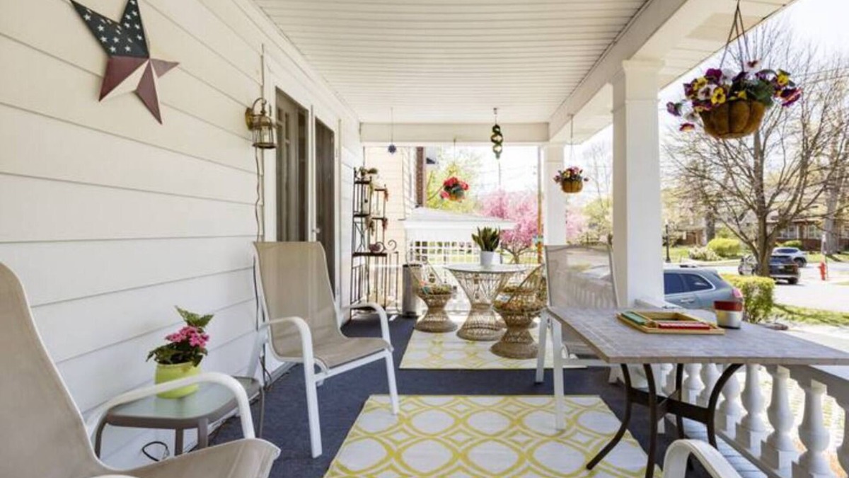 Eastside House | Beautiful Large Colonial Home