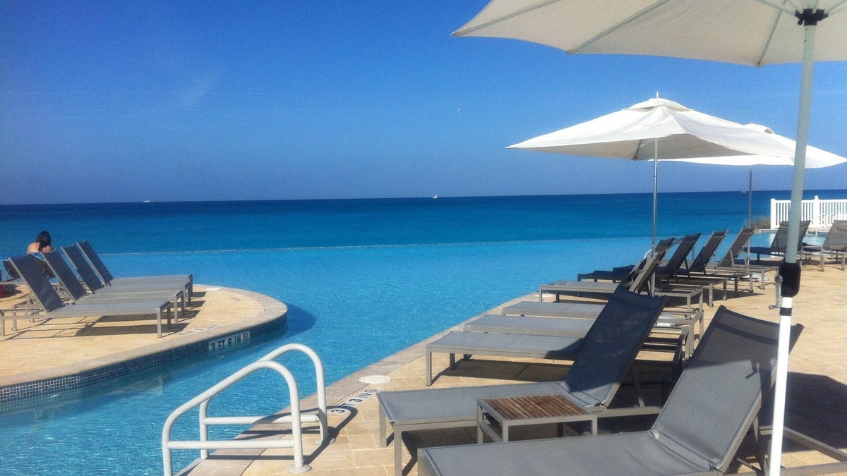 Alice Town Condo | Beautiful Large Condo in Paradise