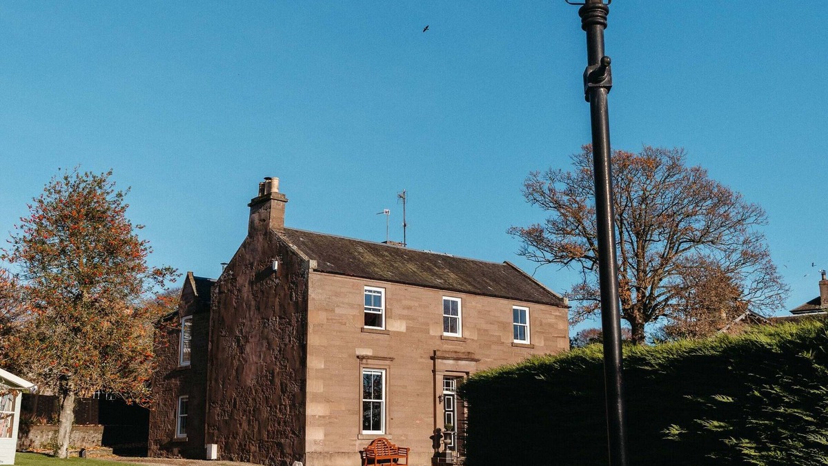 Brechin House | Beautiful large family home with hot tub, summer house, BBQ and pool table