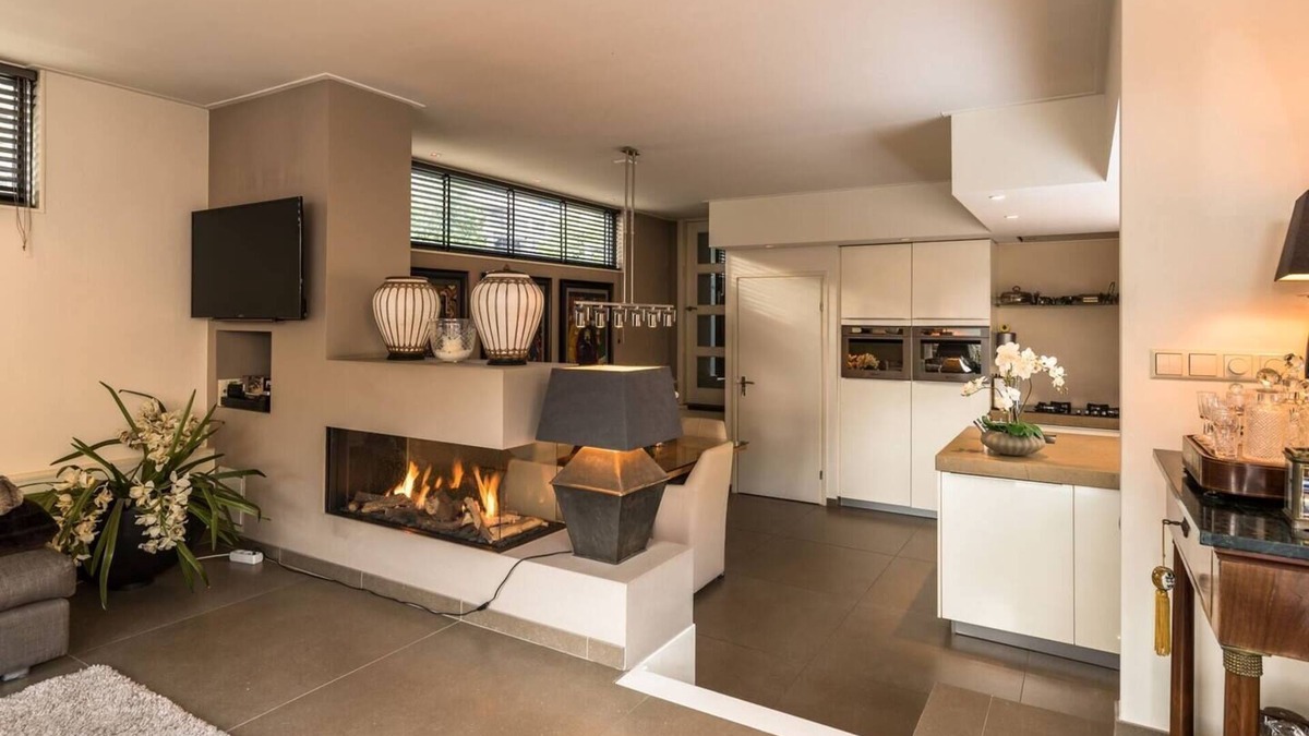 Jordaan Boat Rental | Beautiful large houseboat-apartment at the canal district in the hearth of Amsterdam.