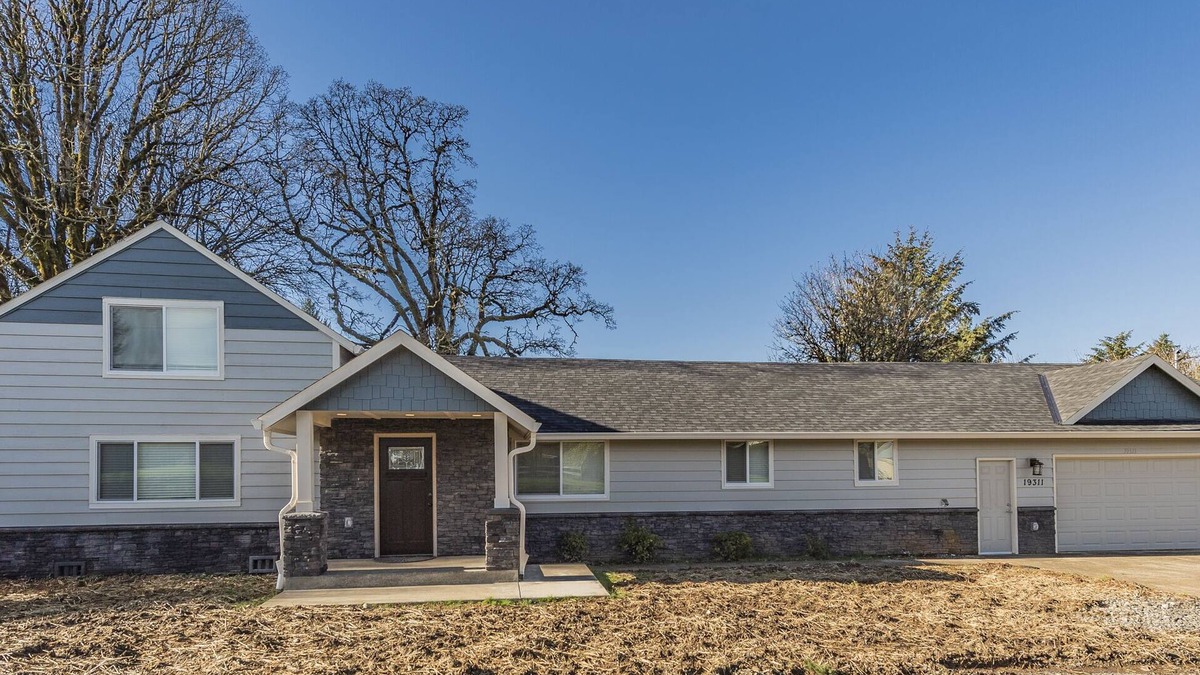 Marylhurst House | Beautiful like new home with a large hot tub in a quiet neighborhood on Acreage.