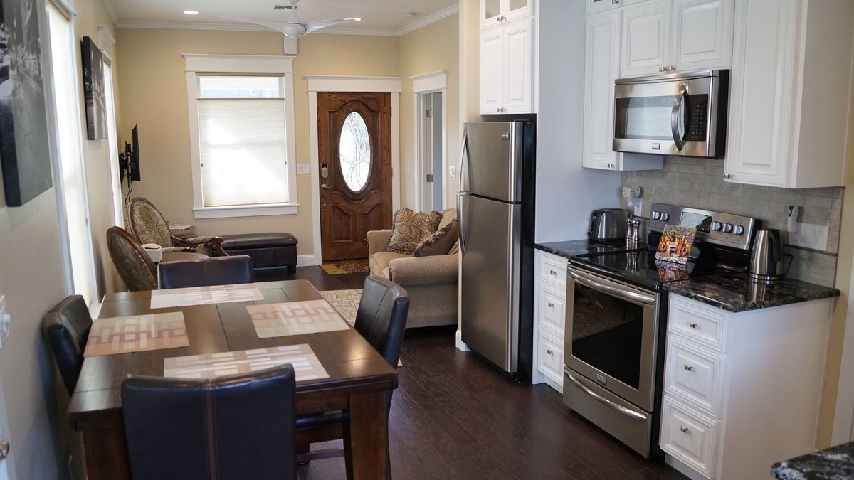Historic Railroad District House | Beautiful little place. Walk to town and theaters!