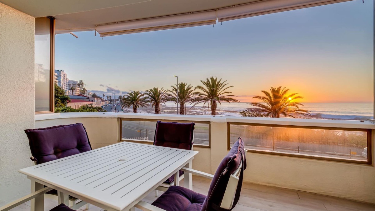 Sea Point Apartment | Beautiful Lock up & go w/Ocean Views (Sundowner Views)