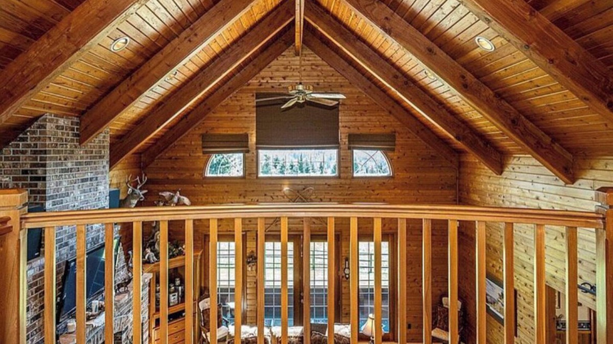 Adna Cabin | Beautiful lodge home with 50 acres of hiking trails!