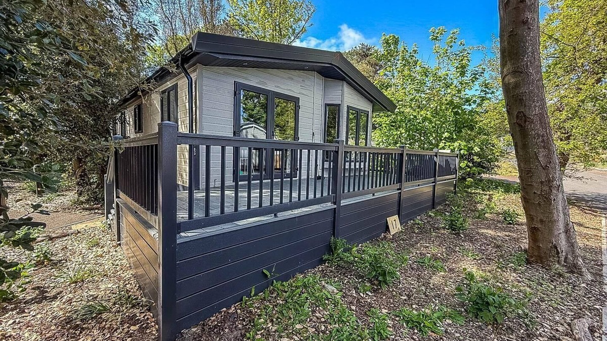 Corton House | Beautiful lodge with decking at Azure Seas in Suffolk, sleeps 6 ref 32217OG