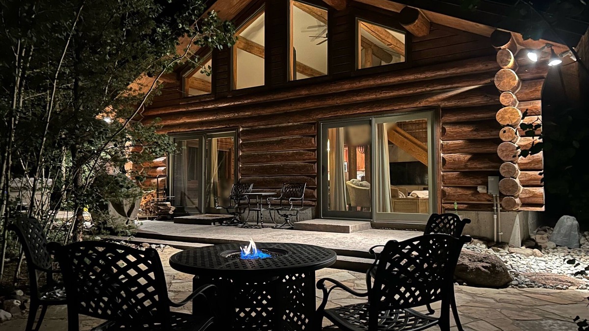 Fairplay Cabin | Beautiful Log Cabin- 26Mi Breck & Ski - Hot Tub- Pet-Friendly