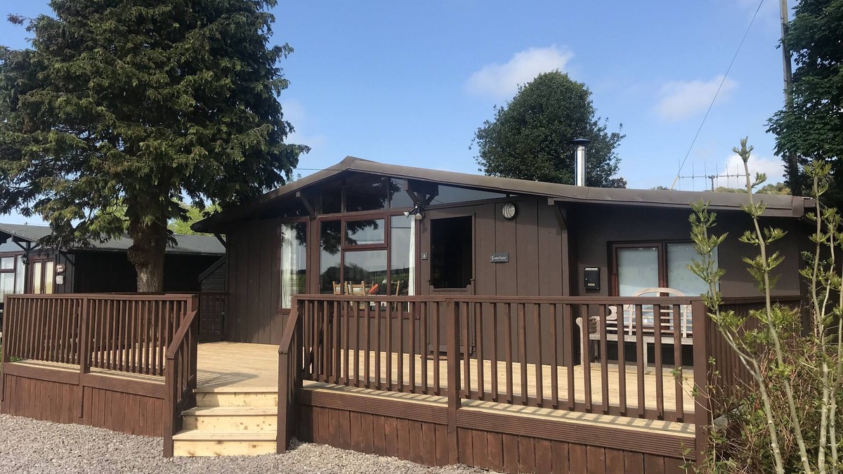 Camp House | Beautiful log cabin, nestled in the quiet mountains overlooking the sea