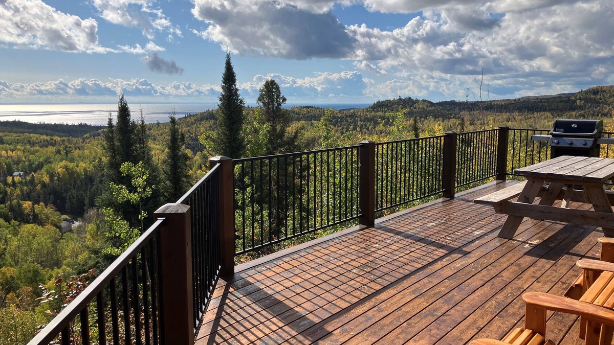 Silver Bay Cabin | Beautiful Log Cabin, Stunning Lake Superior & Tettegouche view, private