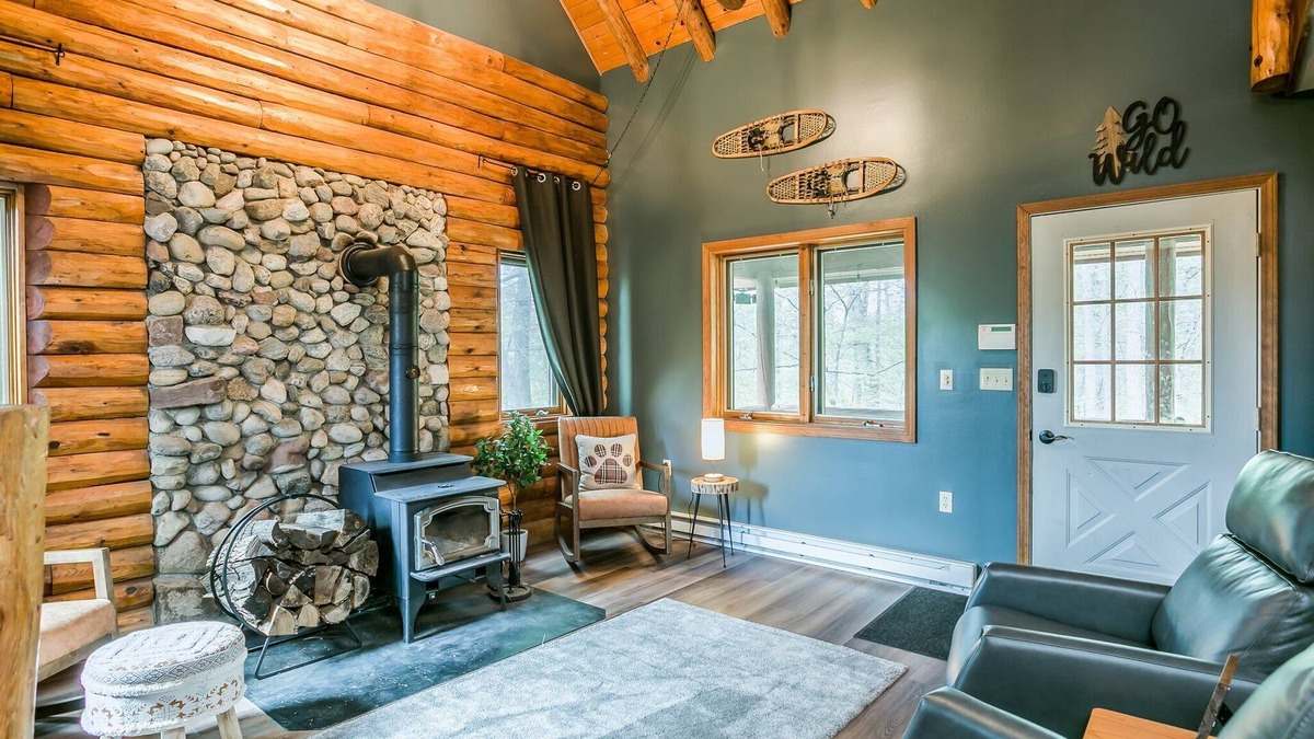 Bloomfield Cabin | Beautiful Log Cabin Tucked Away on 5 Acres