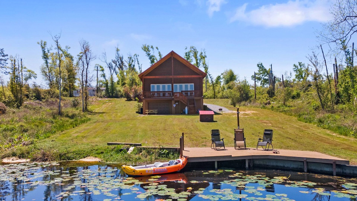Youngstown House | Beautiful log cabin w/private dock, gameroom, 23mi to beach, 3bd2ba, sleeps 11