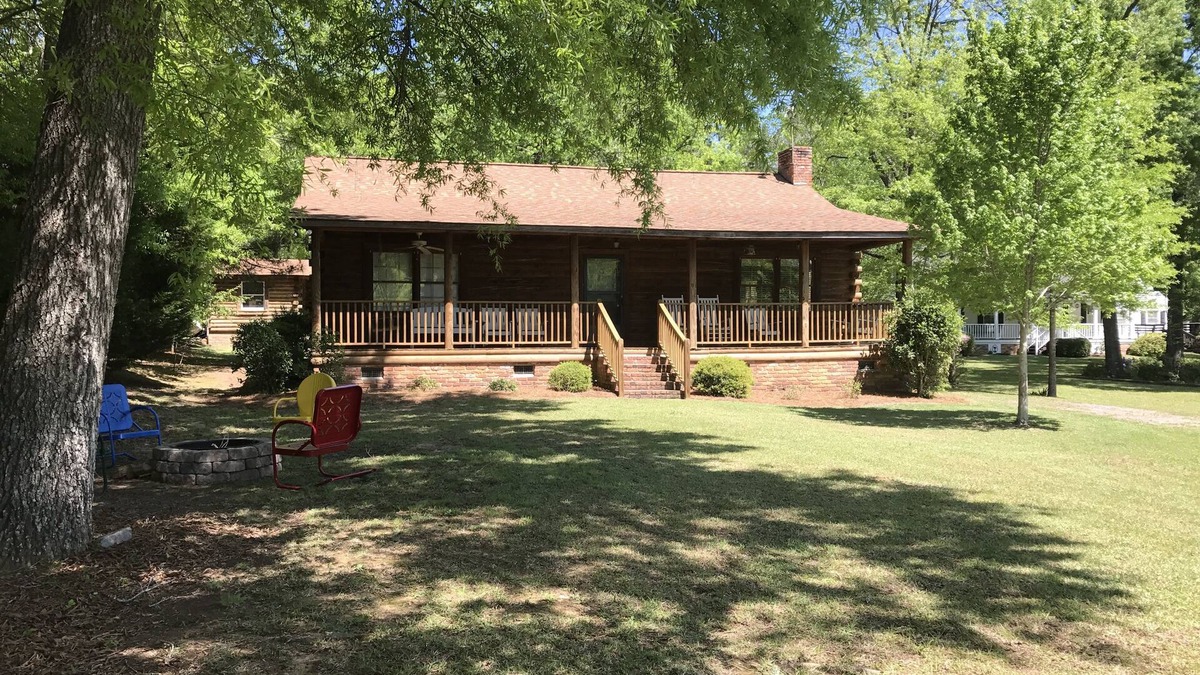 Leesville House | Beautiful Log Cabin with Private Dock and Boat Ramp