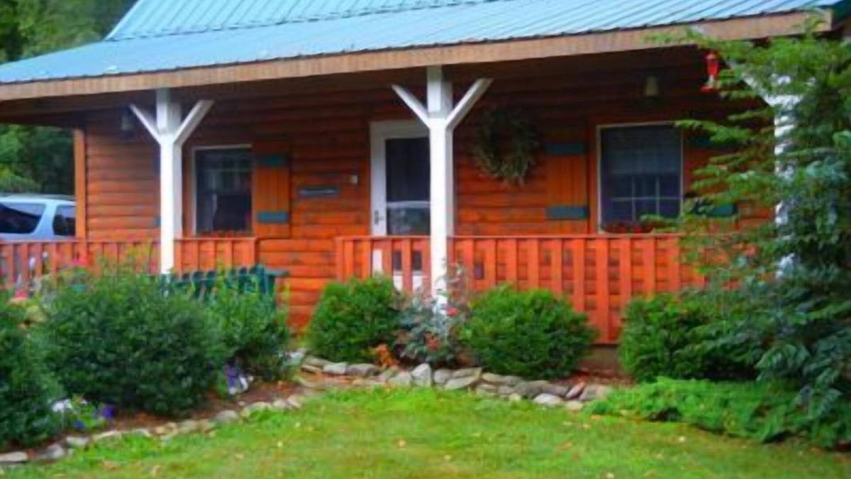 Wellsboro Cabin | Beautiful Log Cottage Located Along Pine Creek