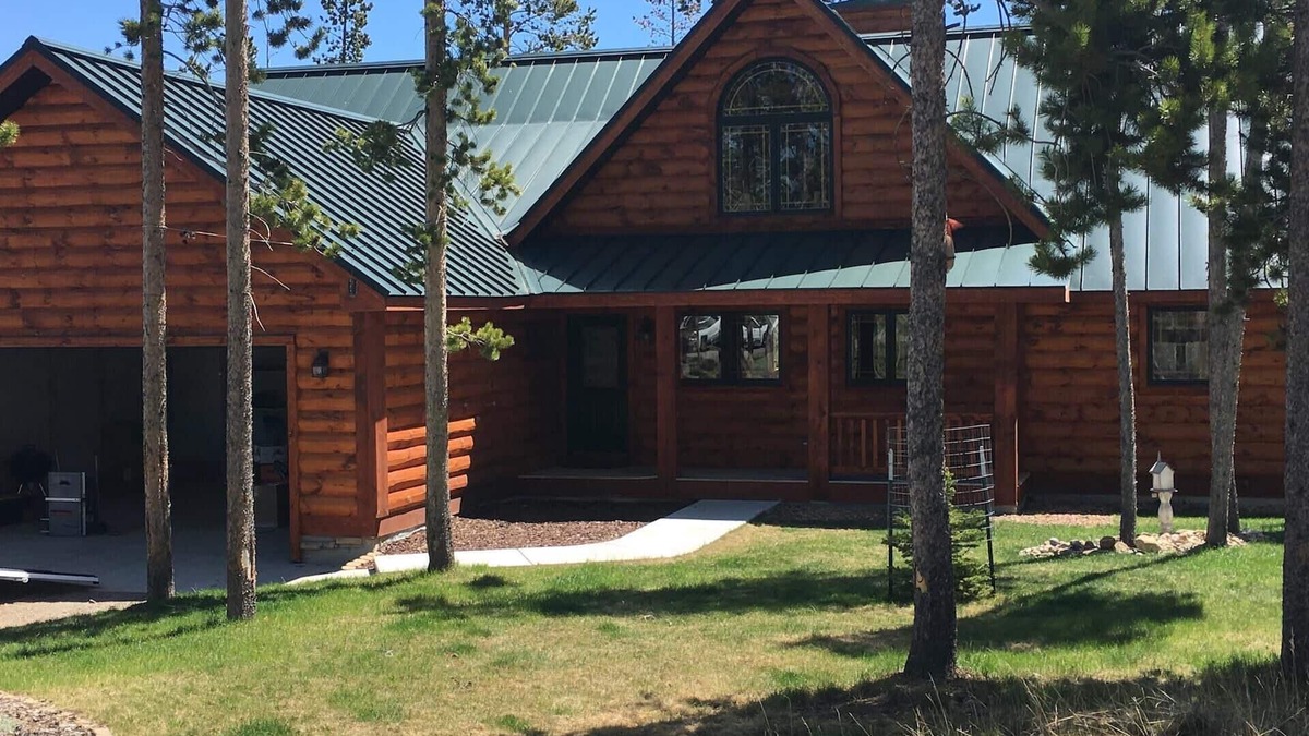 Dubois House | Beautiful Log Home atop Wind River Mtns, Book Your Winter or Summer Vacation!
