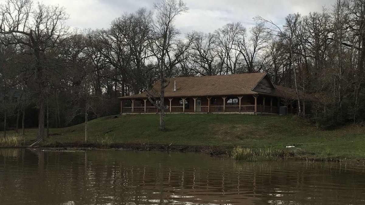 Cotton Gin Cabin | Beautiful Log Home on Lake Limestone. With a full house Back-up Generator.
