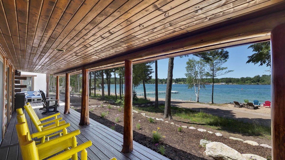 East Jordan House | Beautiful Log Home with all the comforts and amenities anyone would ever need !