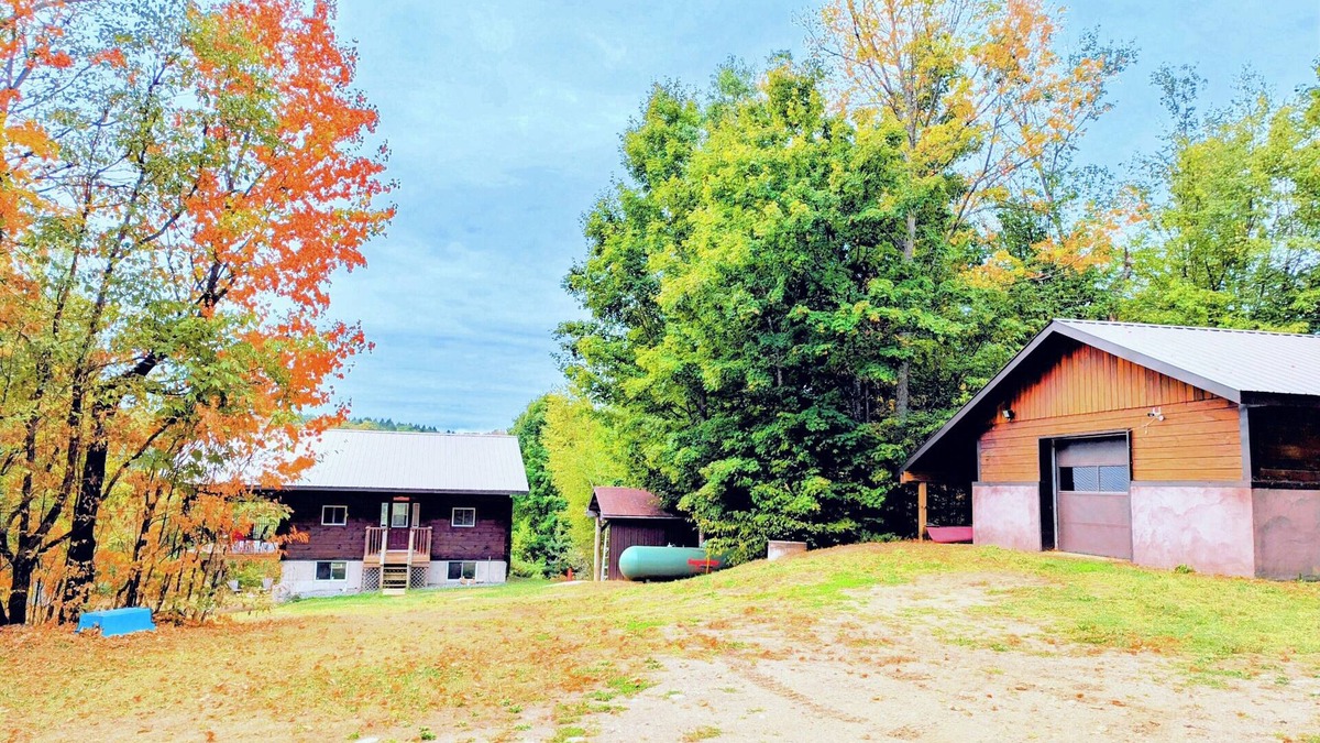 Weslemkoon Cottage | Beautiful Log Home + XL BUNKIE by Weslmkoon lake