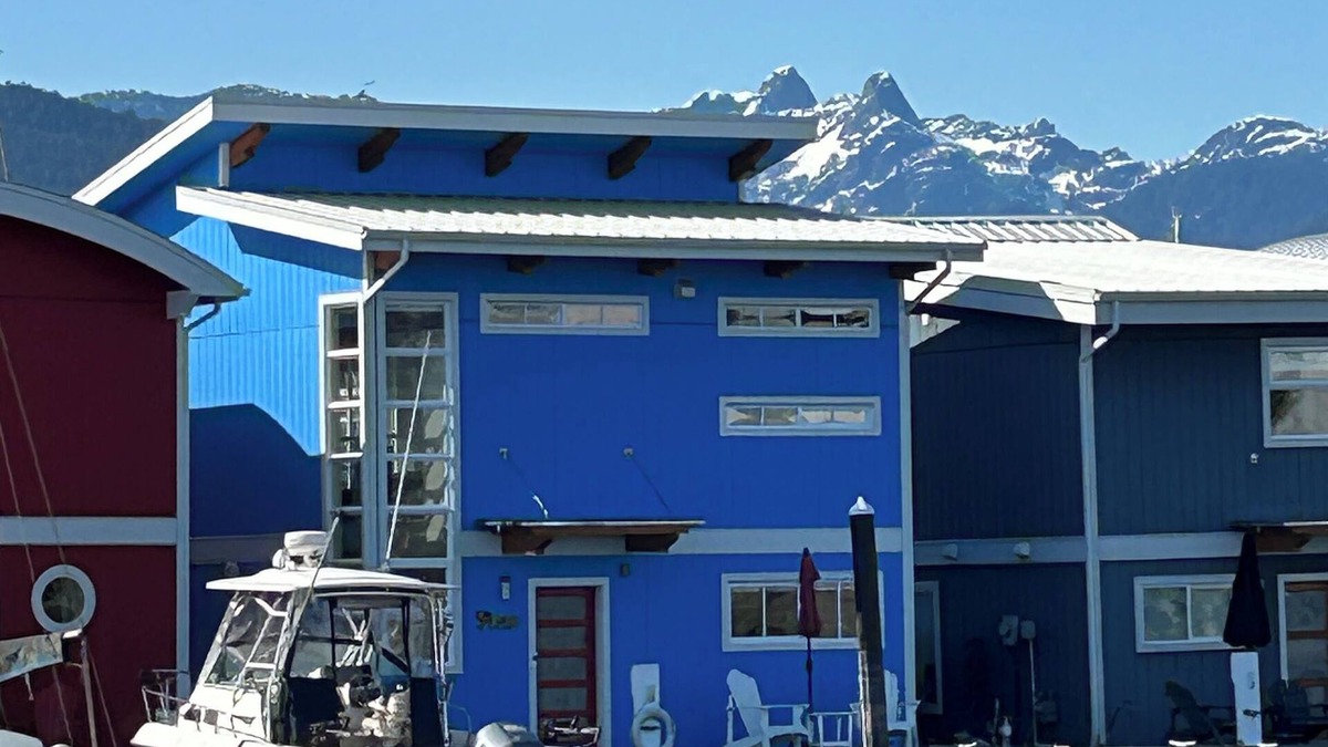 Lower Lonsdale Boat Rental | Beautiful, Luxurious, Romantic & Oceanfront Blue Wolf Float Home