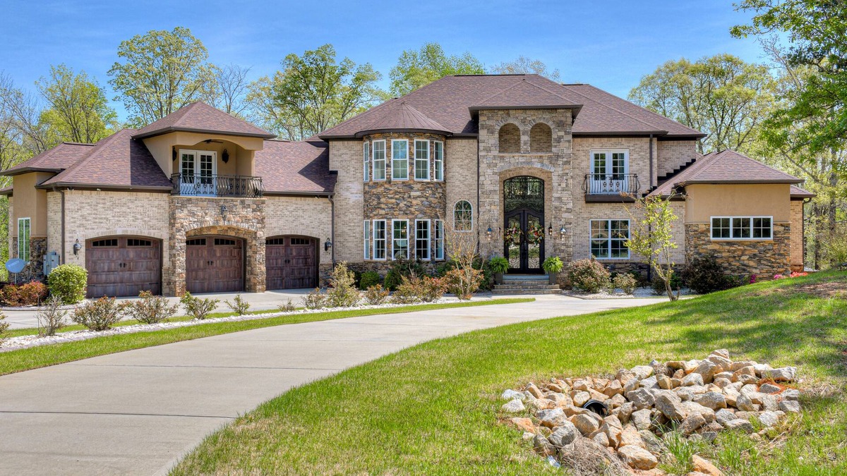 Appling House | Beautiful, luxurious 7,400 sq. ft. home located in a scenic