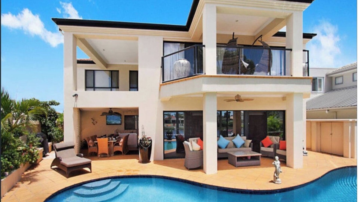 Bundall House | Beautiful, Luxury, Water Front with Pool House (close to all amenities)