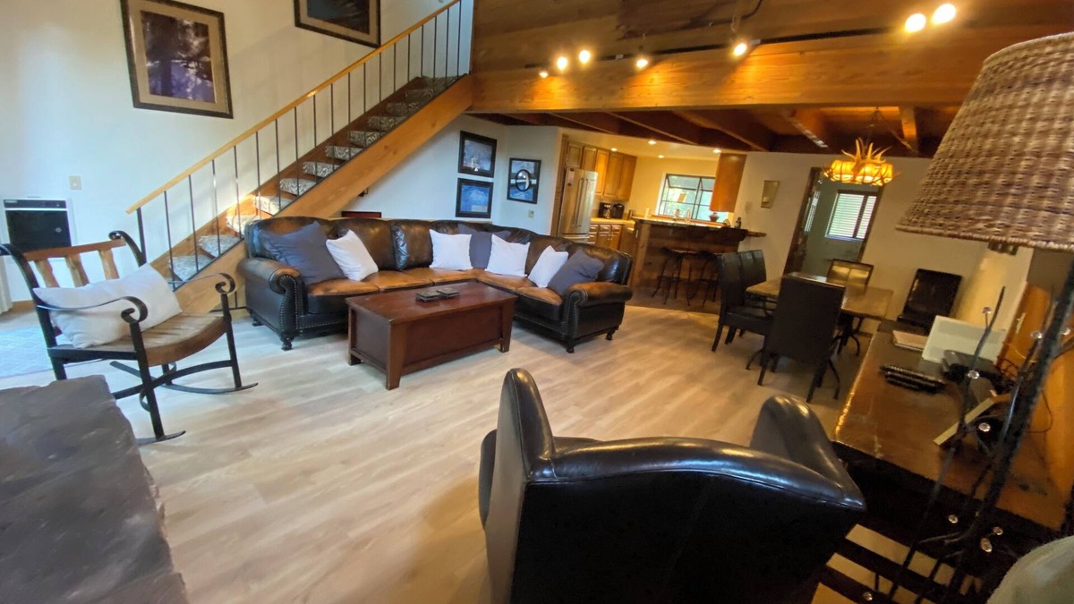 Mammoth Lakes Condo | Beautiful Mammoth Condo. Two master bedrooms! Just one mile from Eagle Lodge!