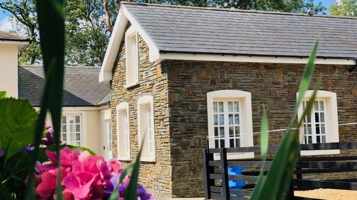 Kinsale Town Centre Cabin | Beautiful Mews Lodge, in the countryside, 0.8 mile from town centre.