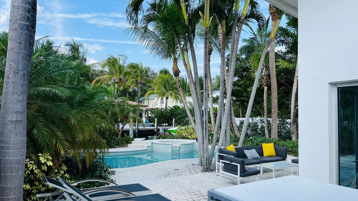Downtown Fort Lauderdale House | Beautiful Mid-Century Modern SFR on the water , 10 minutes from Las Olas Blvd