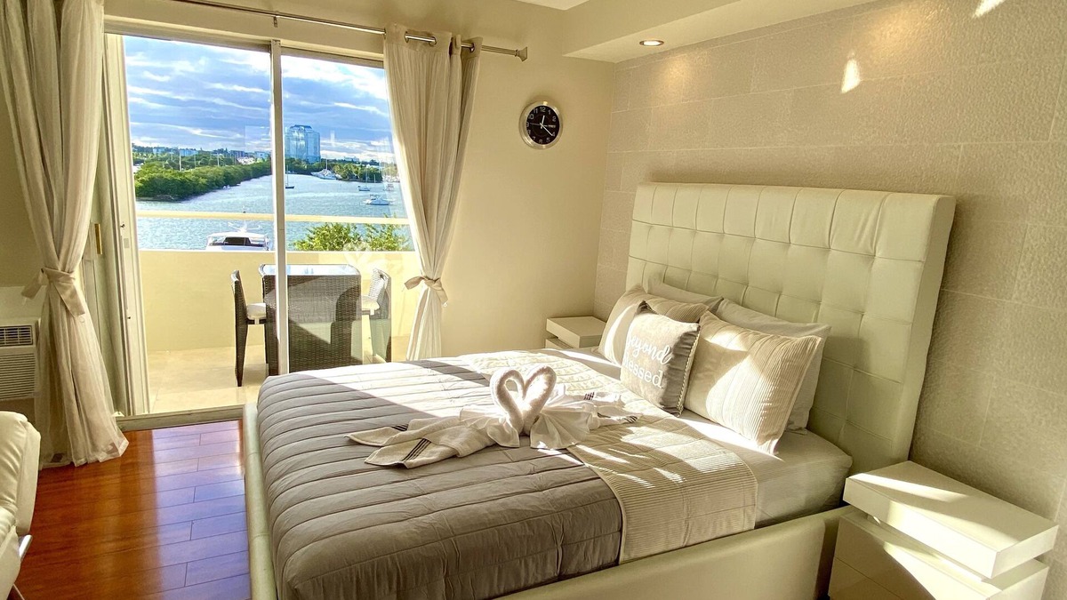 North Bay Village Apartment | Beautiful modern Waterfront apartment with pool and free parking 5min from beach