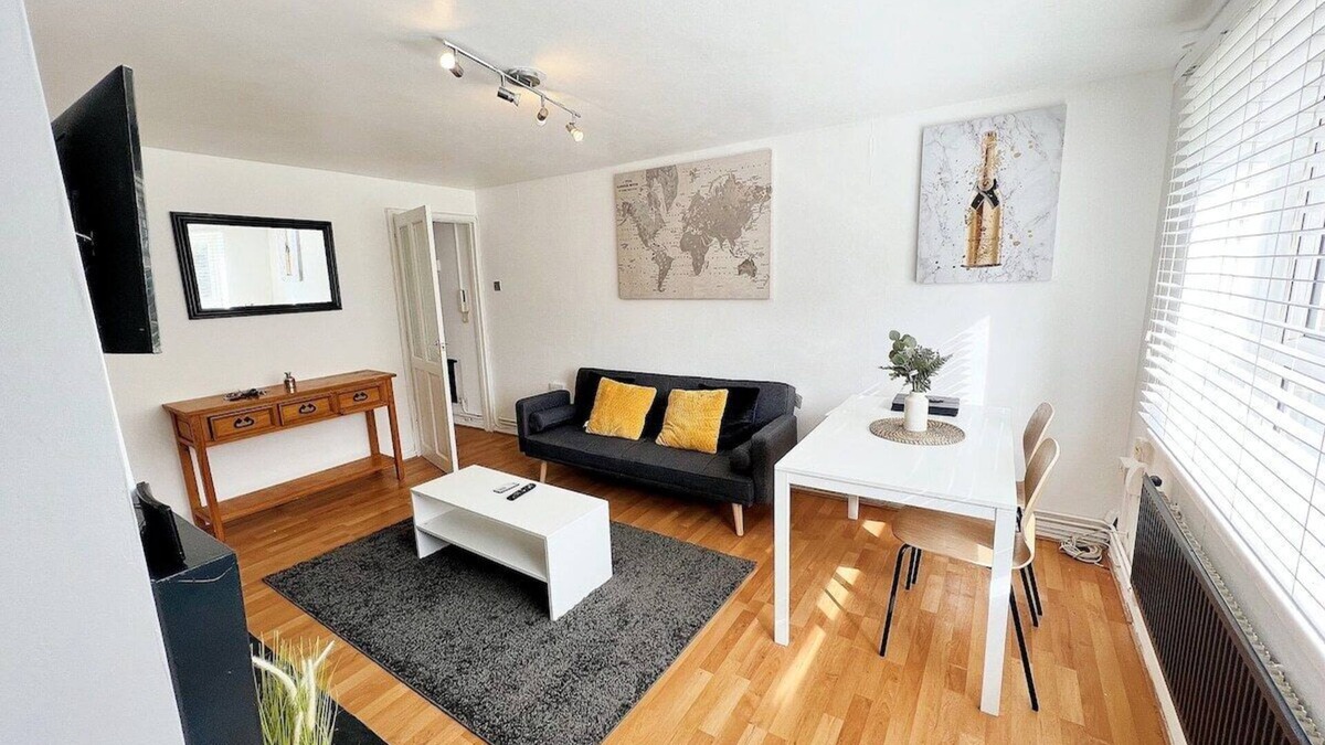 Broad Green Apartment | Beautiful Modern Apt (Sleeps 5)