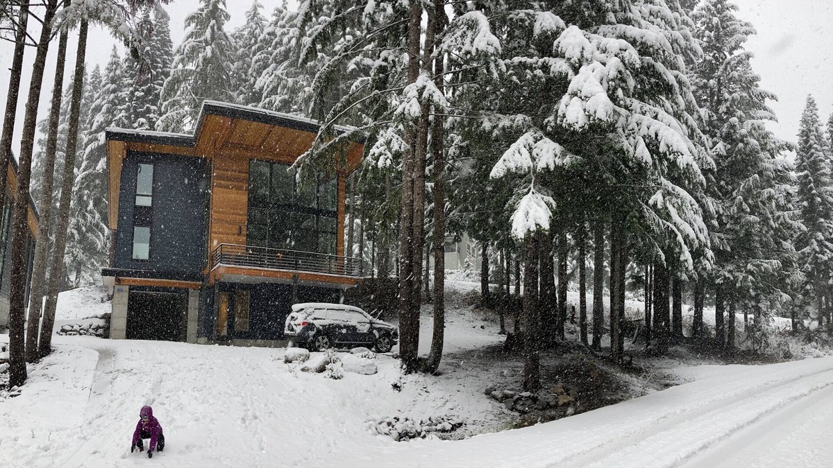 Hyak House | Beautiful Modern Mountain Home with mountain views.