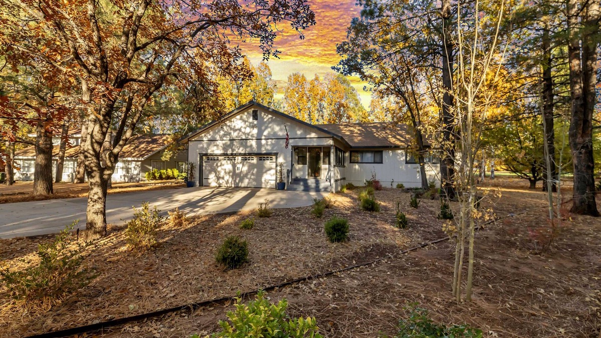 Pinetop Cabin | Beautiful Modern Cabin RIGHT ON THE GOLF COURSE! Perfect for families!