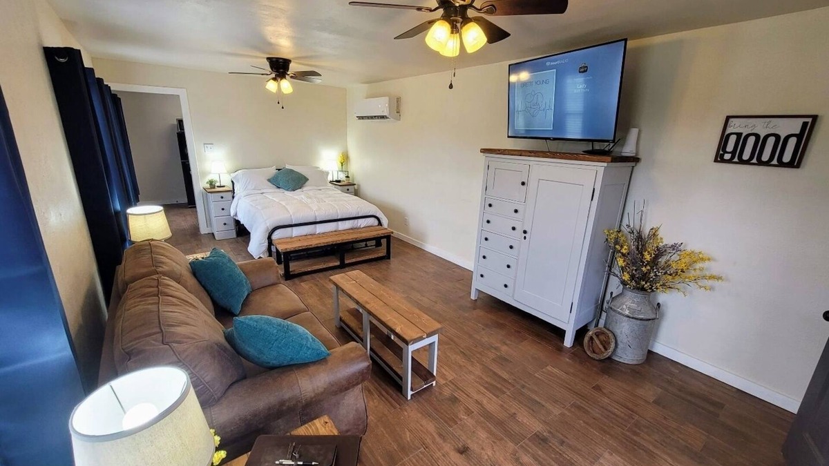 Electra Apartment | Beautiful Modern Farmhouse Studio Cottage!