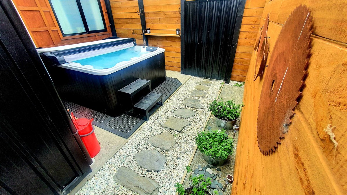 Lake Hawea House | Beautiful modern home + Hot Tub 🔥 Mountain views 🏞 Superking beds