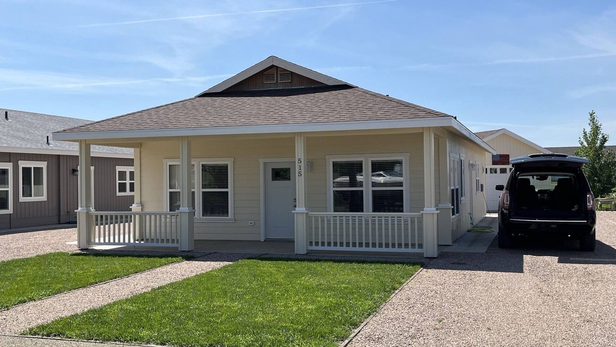 Pierre House | Beautiful Modern Lake House Along Lake Oahe.