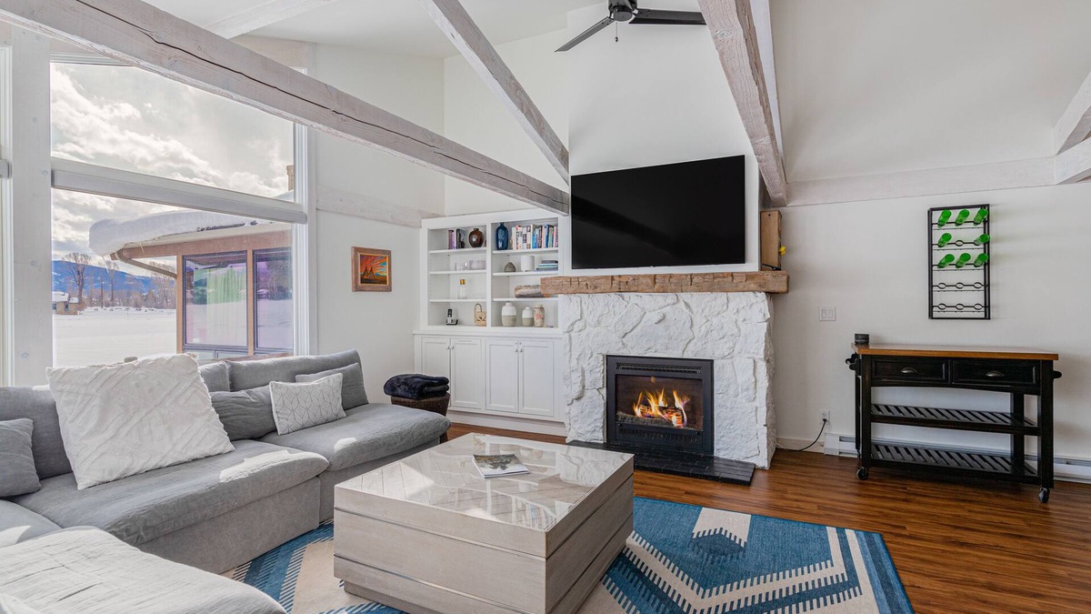 Jackson Hole House | Beautiful, modern townhome next to the golf course with WiFi and full kitchen