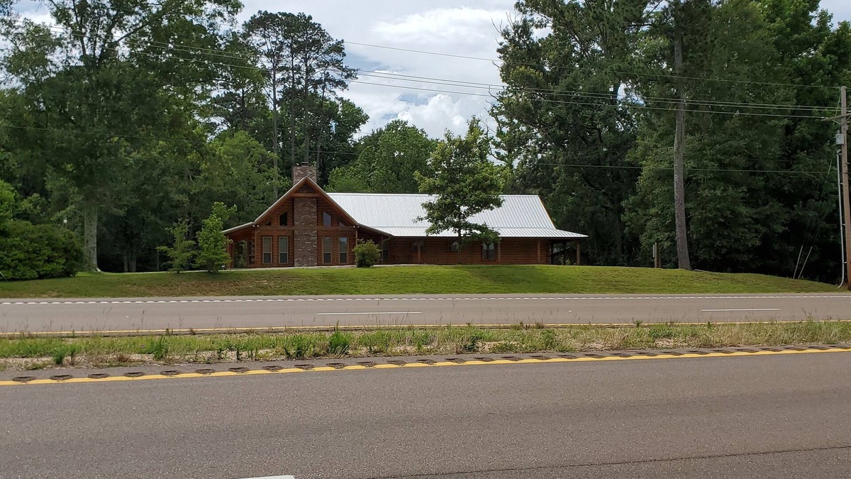 Woodville Cabin | Beautiful Montana Spruce Log Home in Historic Antiques Corridor