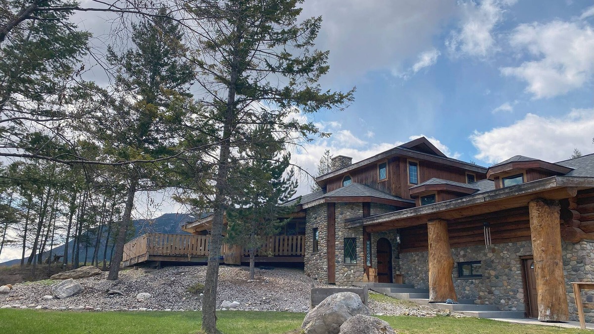 East Kootenay Cabin | Beautiful Mountain Cabin Sleeps 14