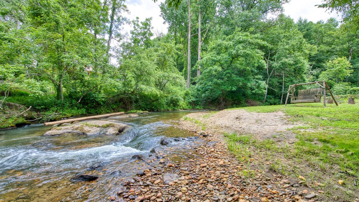 Otto House | Beautiful mountain home on creek with free WiFi, private washer/dryer, deck, AC